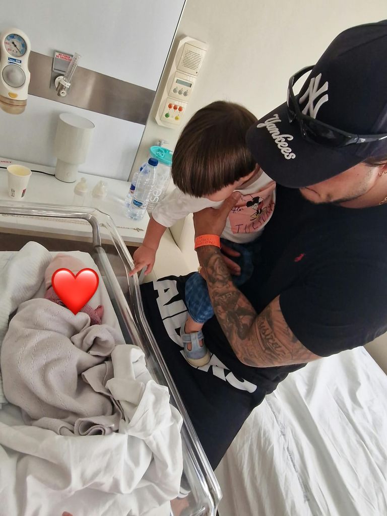 El pequeño Carlo conoce a su hermana Tessa