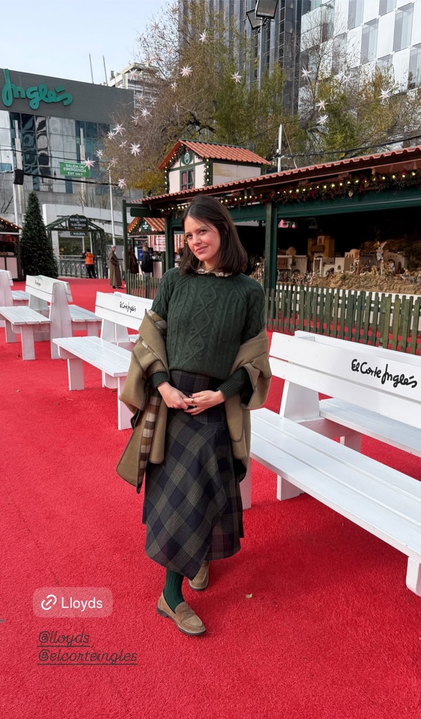 Isabelle Junot con look 'british' en un mercadillo navideño de Madrid.