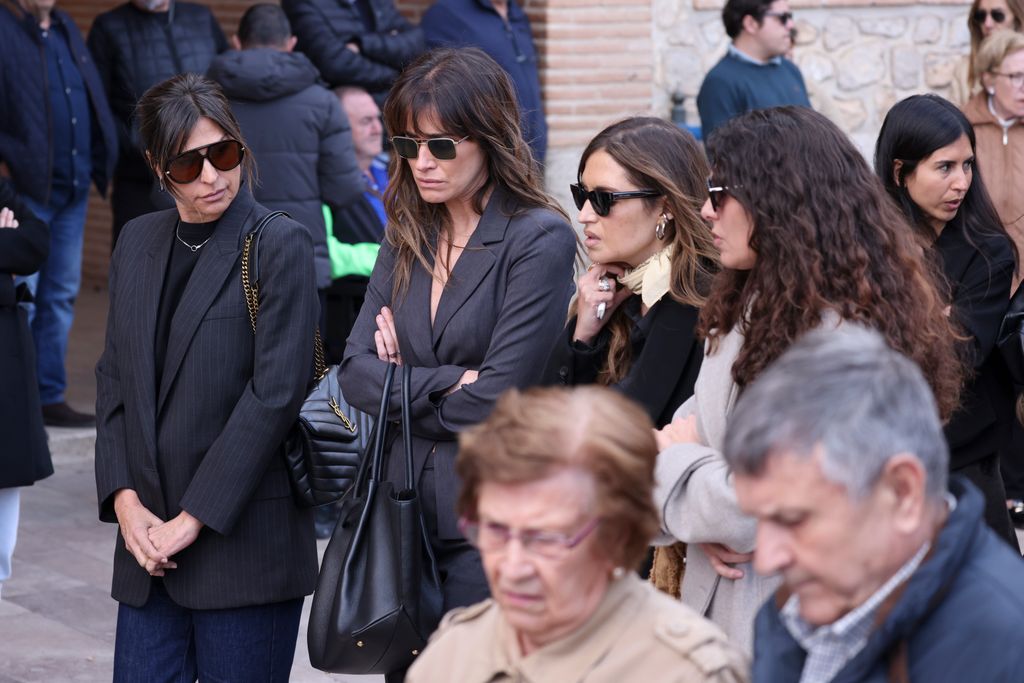 Raquel Perera e Isabel Jiménez arropan a Sara Carbonero en la despedida a su madre en Corral de Almaguer, Toledo, el 13 de abril de 2026