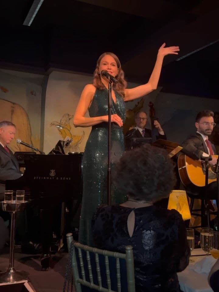 Sutton saludando desde el escenario a Jackman