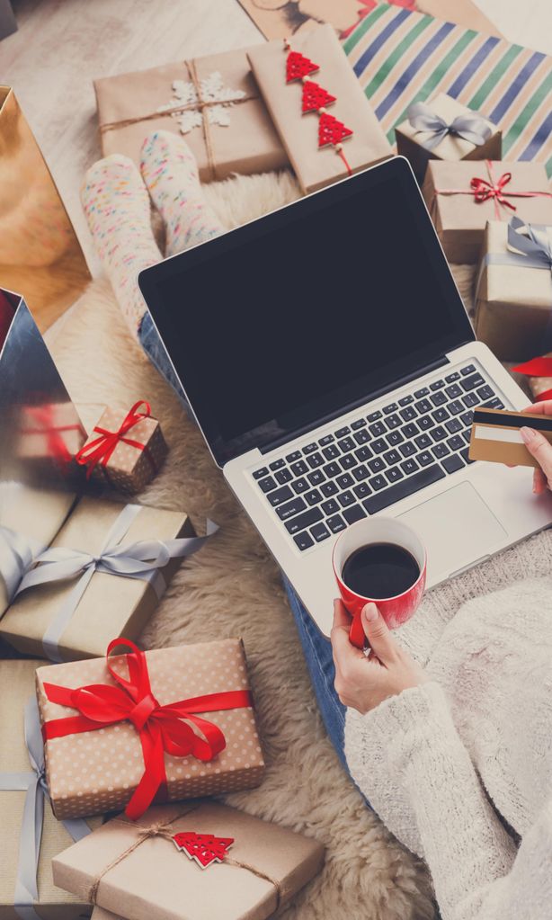Chica haciendo compras navideñas online