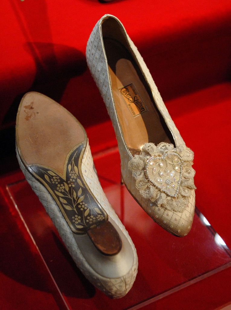 Los zapatos de novia que Lady Di llevó en su boda