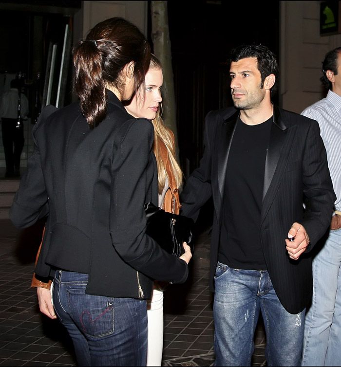 Luis Figo y Raúl González con sus parejas