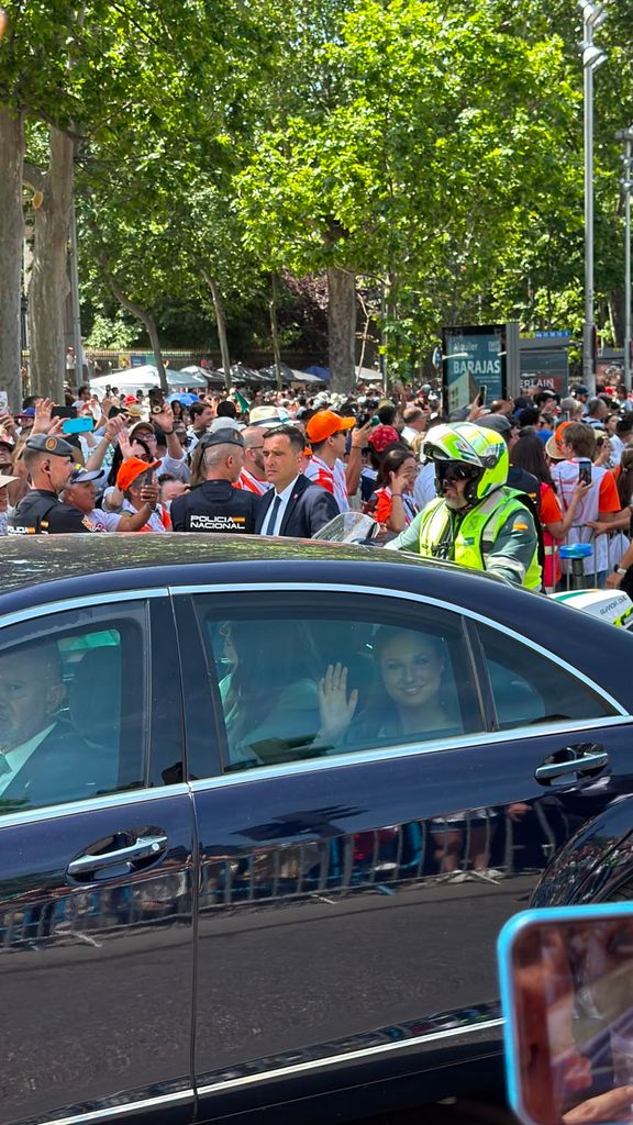 La princesa Leonor, dentro del coche oficial tras la misa en Cibeles