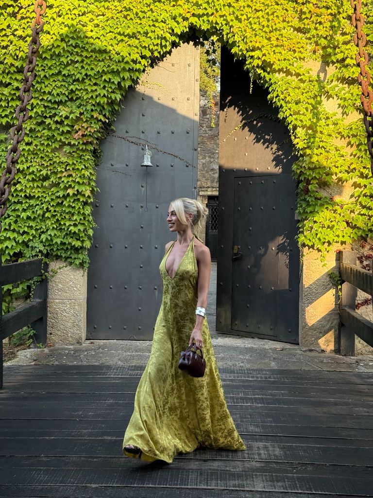 Jacqueline Sánchez, en un vestido verde vibrante que recuerda al campo y a la frescura del verano, con una silueta que realza su figura con naturalidad.