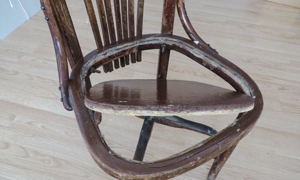 Convertimos una vieja silla en una pieza ‘a la moda’