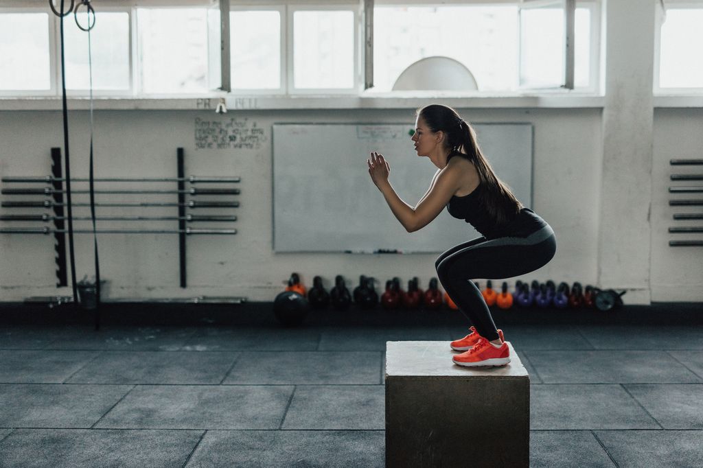Mujer haciendo una sentadilla con salto
