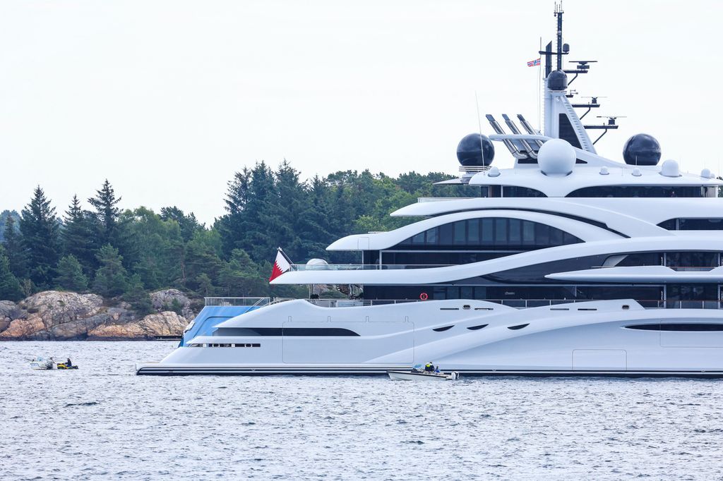 El Al Lusail, uno de los yates más grandes del mundo, se observa en la zona portuaria de Kristiansand, Noruega, el 17 de julio de 2022