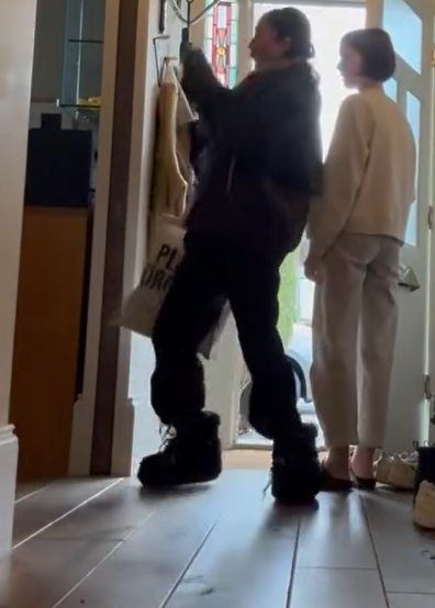 Charlie recibió a Ashley dándole un susto, un momento que acabó con las risas de todos