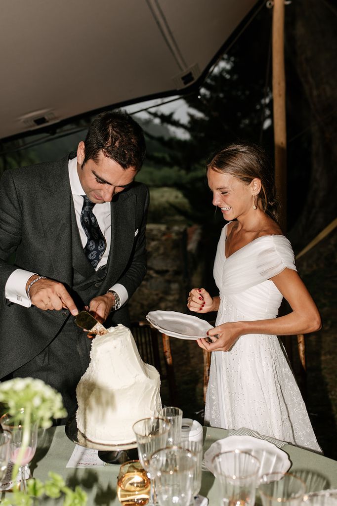 Novios partiendo una tarta de boda