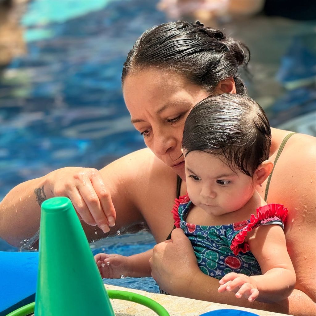 Tessa ha estado acompañada en sus clases de natación por gente querida, incluida su abuela materna Mon Hernández.