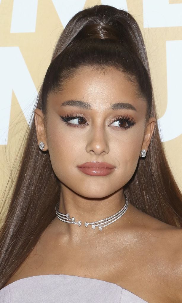 ariana grande con su cola de cabello e impecable makeup y pesta as postizas