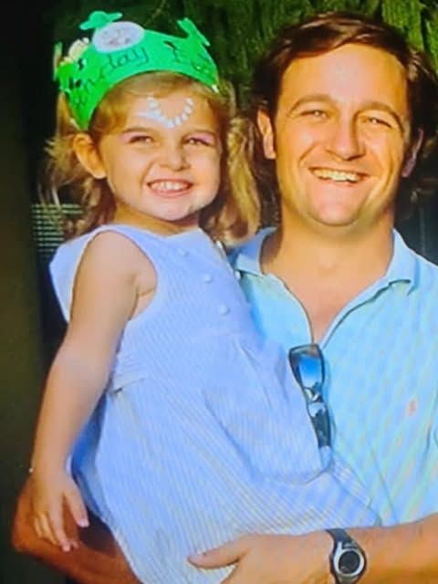 Emma, de niña, en brazos de su padre, Aitor Aristegui