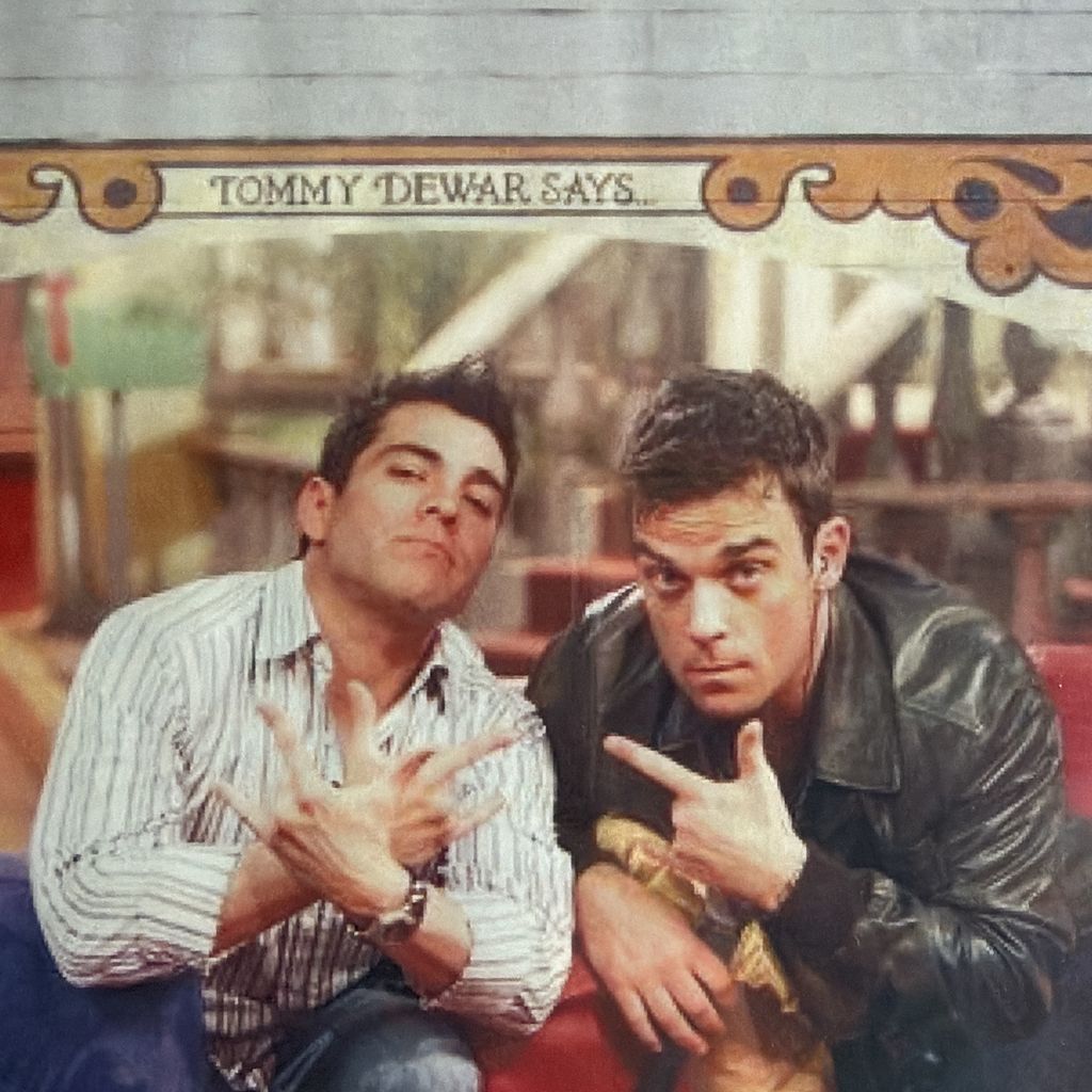 Omar Chaparro y Robbie Williams en una foto de hace unos ayeres.