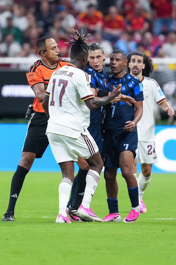 Nico Williams sufrió una lesión en el partido contra Uruguay