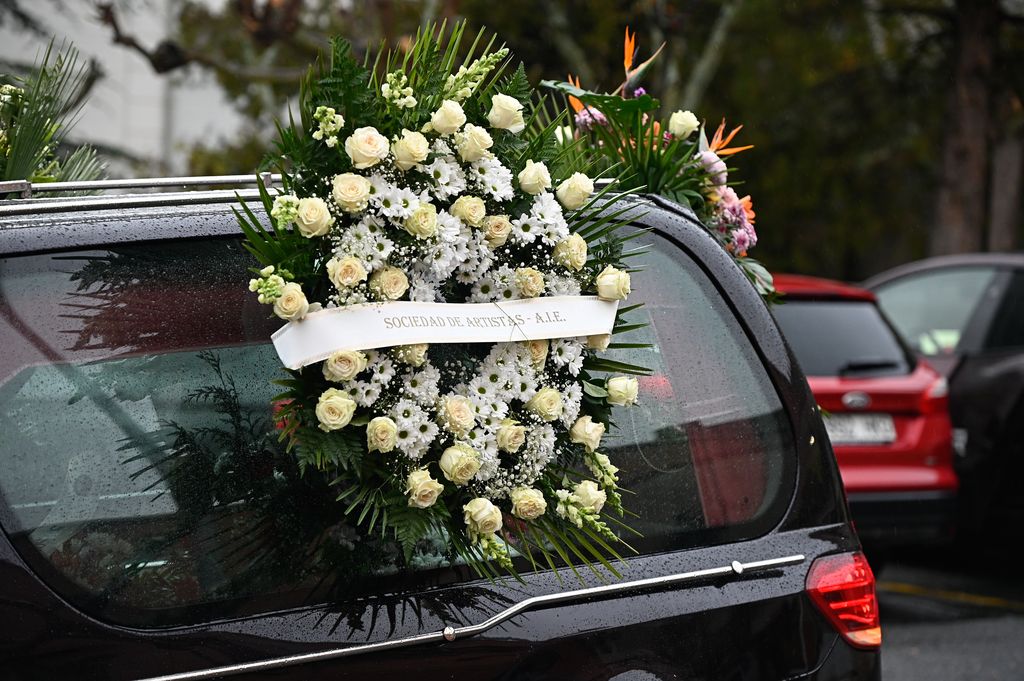 Los restos moratales de Encarnita Polo salen del tanatorio Isabelo Álvarez Mayorga