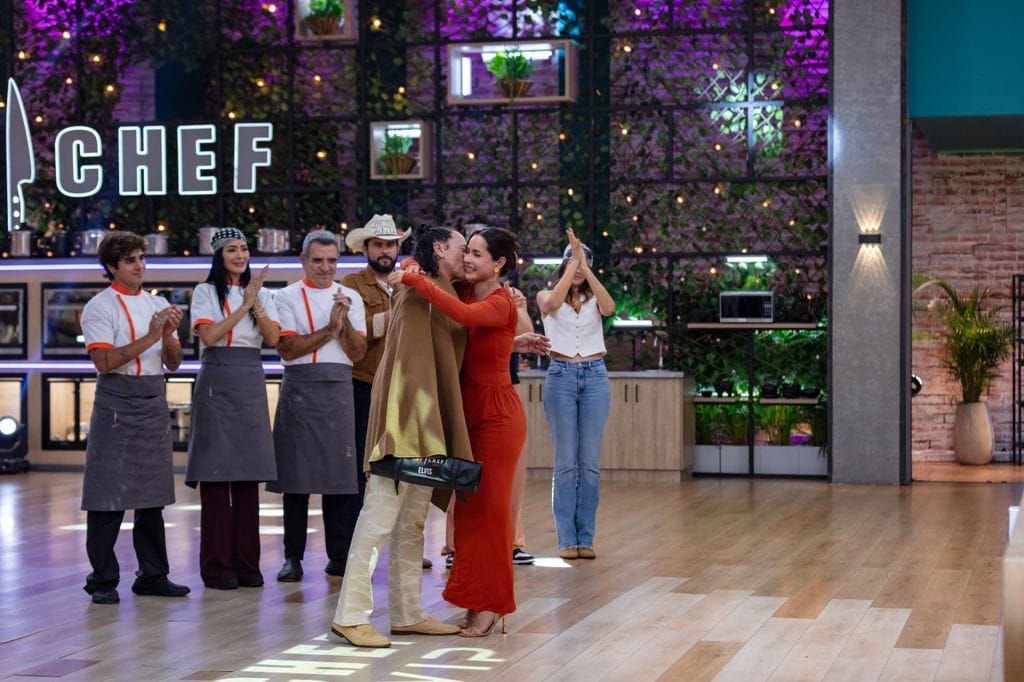 Carmen Villalobos rompió en llanto con la partida de Elvis, a quien le tomó gran cariño.