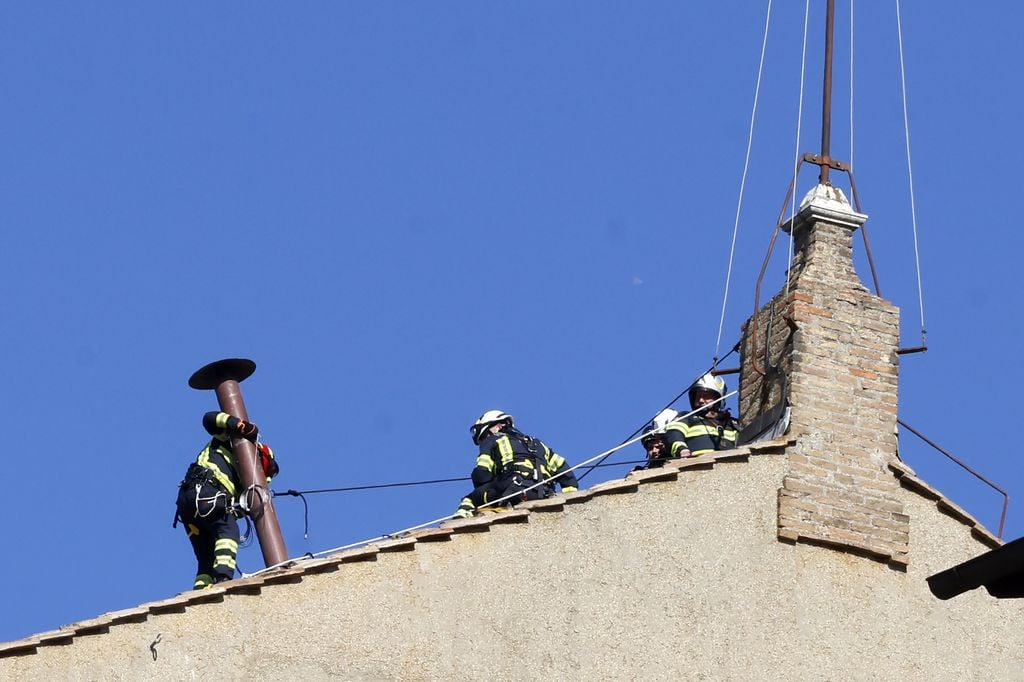 Por la chimenea saldrá el humo blanco que anuncie la elección de un nuevo Papa