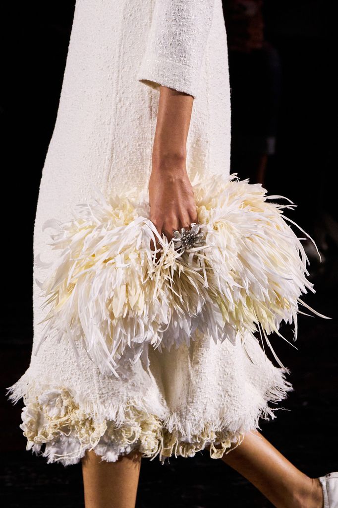 Vimos accesorios con plumas en Chanel SS26.