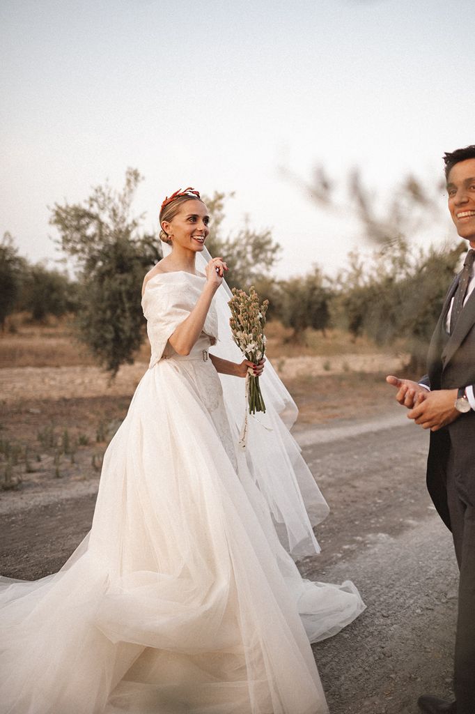La boda de María con look de encaje de Manuel Zerpa en Sevilla