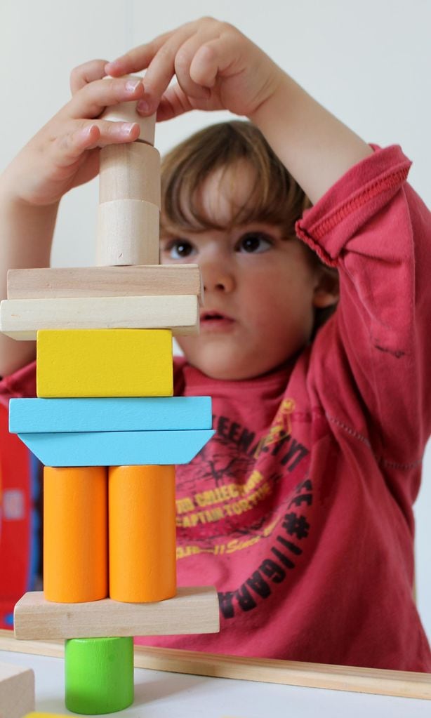 Niño con juego de construcción