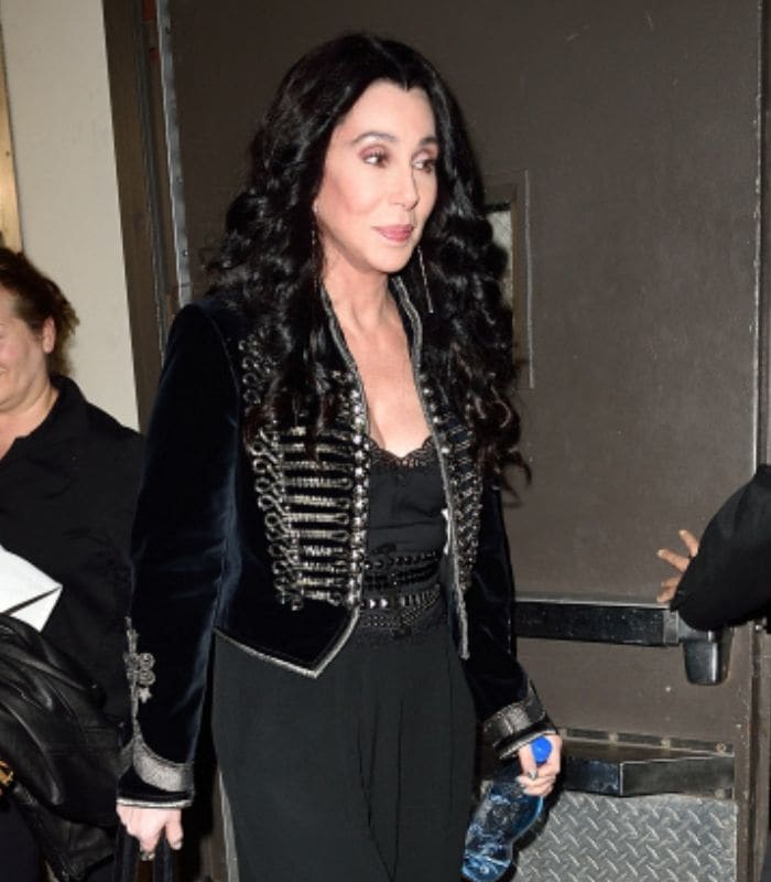 Cher con la mirada triste