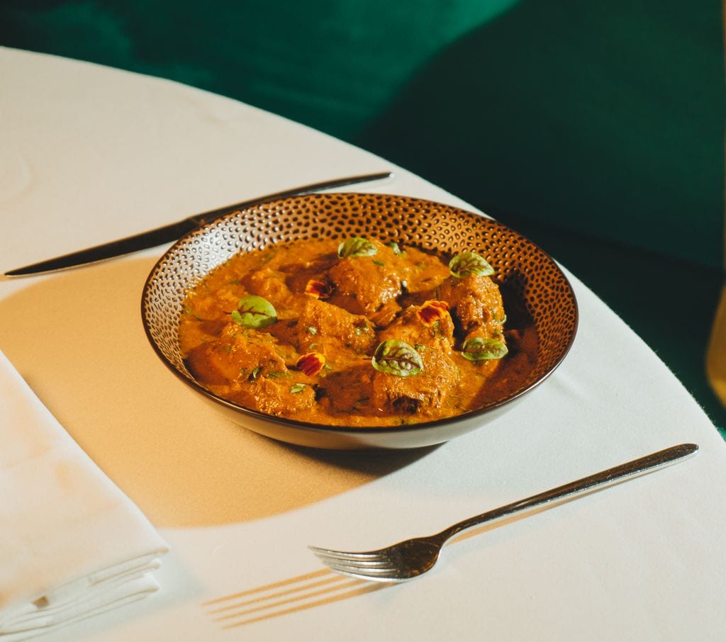 El 'butter chicken' es uno de los platos de más éxito en la carta de Benares.