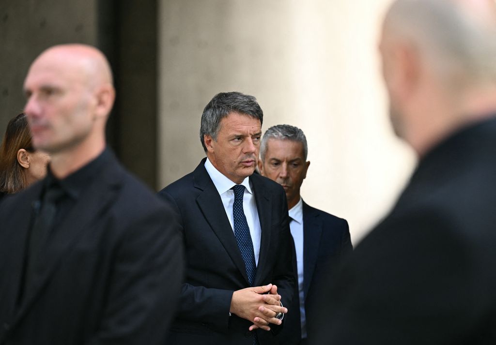 El ex primer ministro italiano Matteo Renzi (C) llega a la capilla ardiente de Giorgio Armani en Milán       