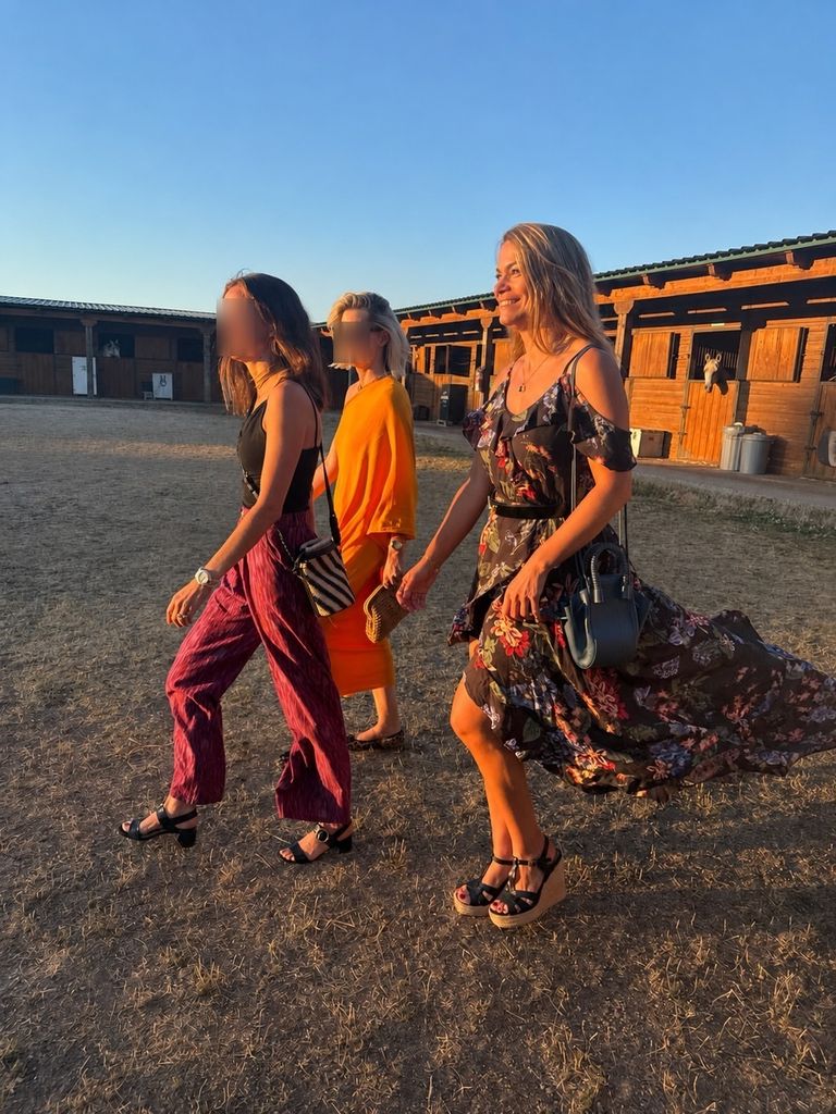 Carla Goyanes con vestido floral y cuñas en una noche en Madrid con sus amigas.