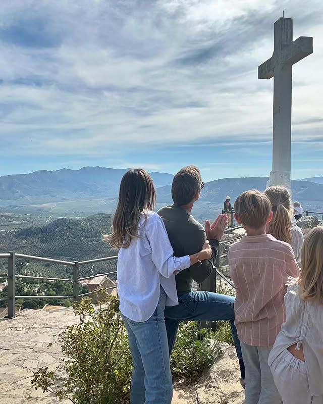 Carlos Baute y su esposa Astrid Klisans lo dan todo por sus tres hijos