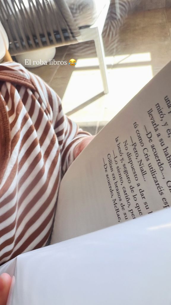 El hijo de Alejandra Rubio con un libro de su madre en las manos
