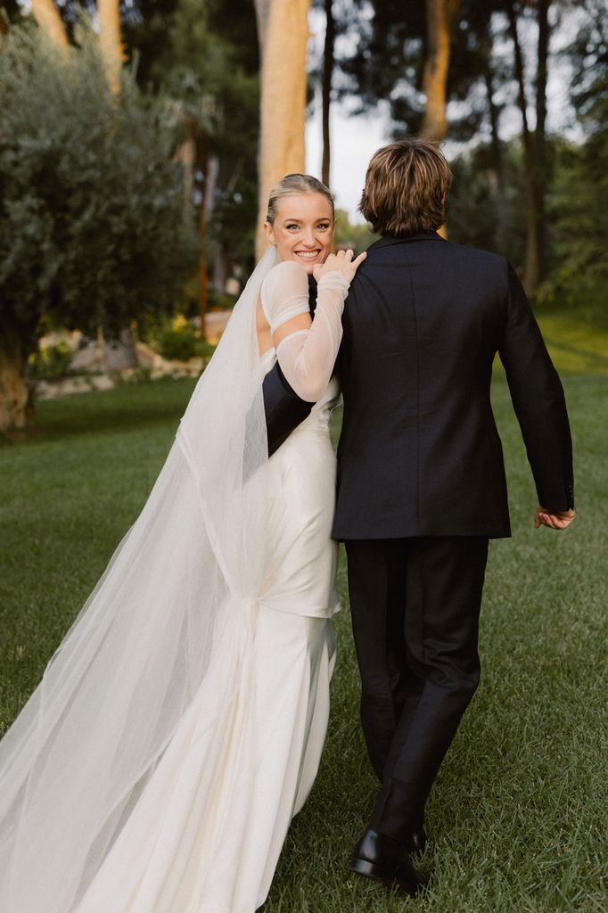 Look de novia de Inés Lacasa con mangas desmontables