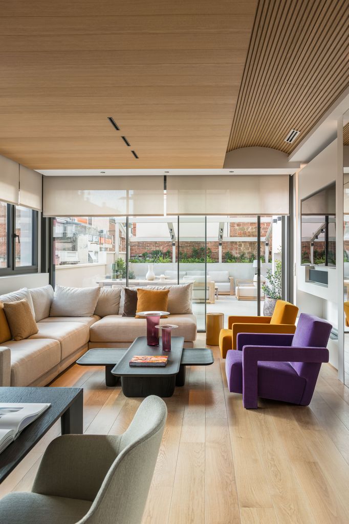 Salón con techo de madera