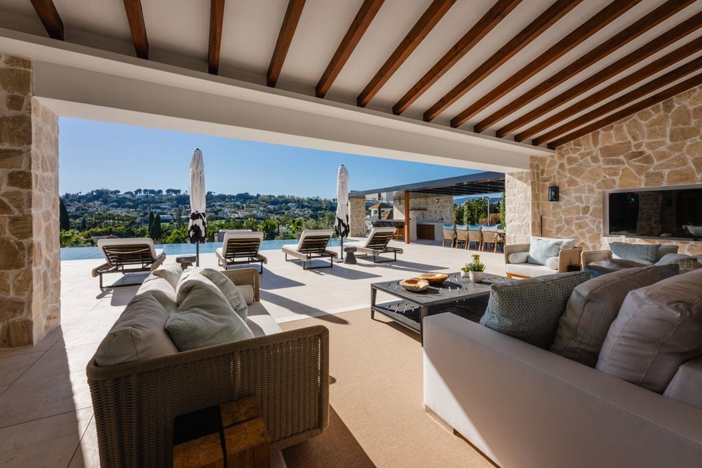 Porche de vivienda de la costa marbellí