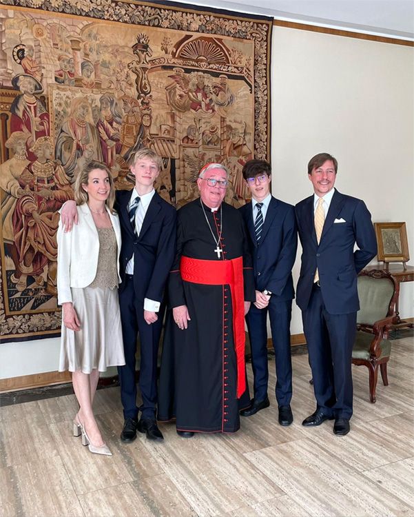 Noah y Gabriel, con sus padres y el sacerdote