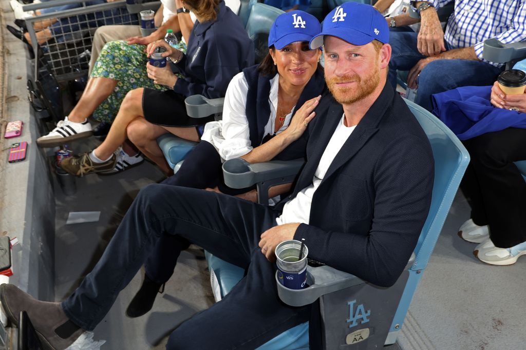 El príncipe Harry y Meghan Markle disfrutaron del juego de beisbol entre Los Angeles Dodgers y los Toronto Blue Jays,