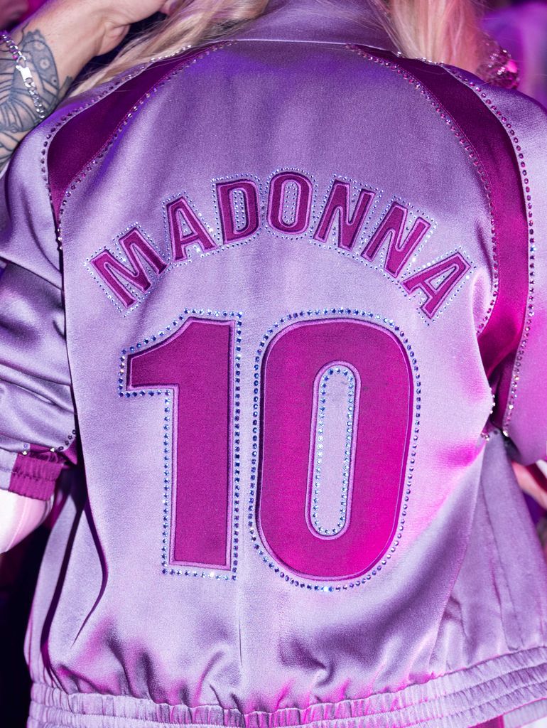 La chaqueta fusionaba el glamour con la estética deportiva del evento.