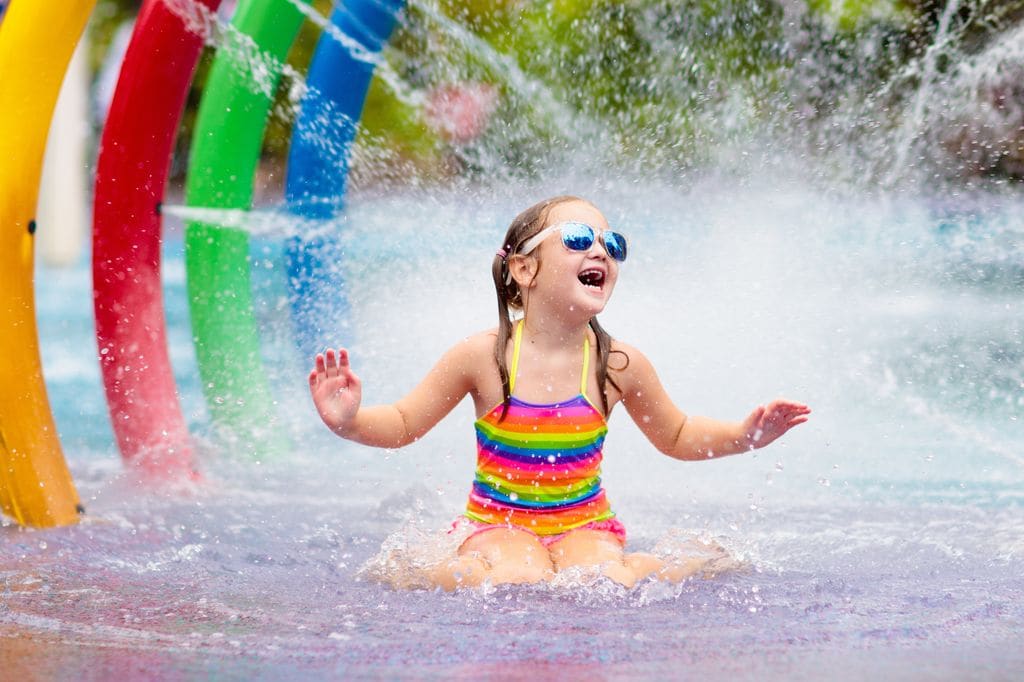 Niña feliz en un parque acuático 