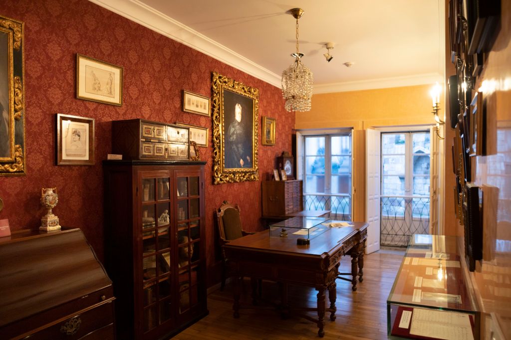 La casa familiar de Emilia Pardo Bazán en A Coruña se convirtió en museo y sede de la Real Academia Galega, recordando el legado de una de las grandes figuras de la literatura y el feminismo en España
