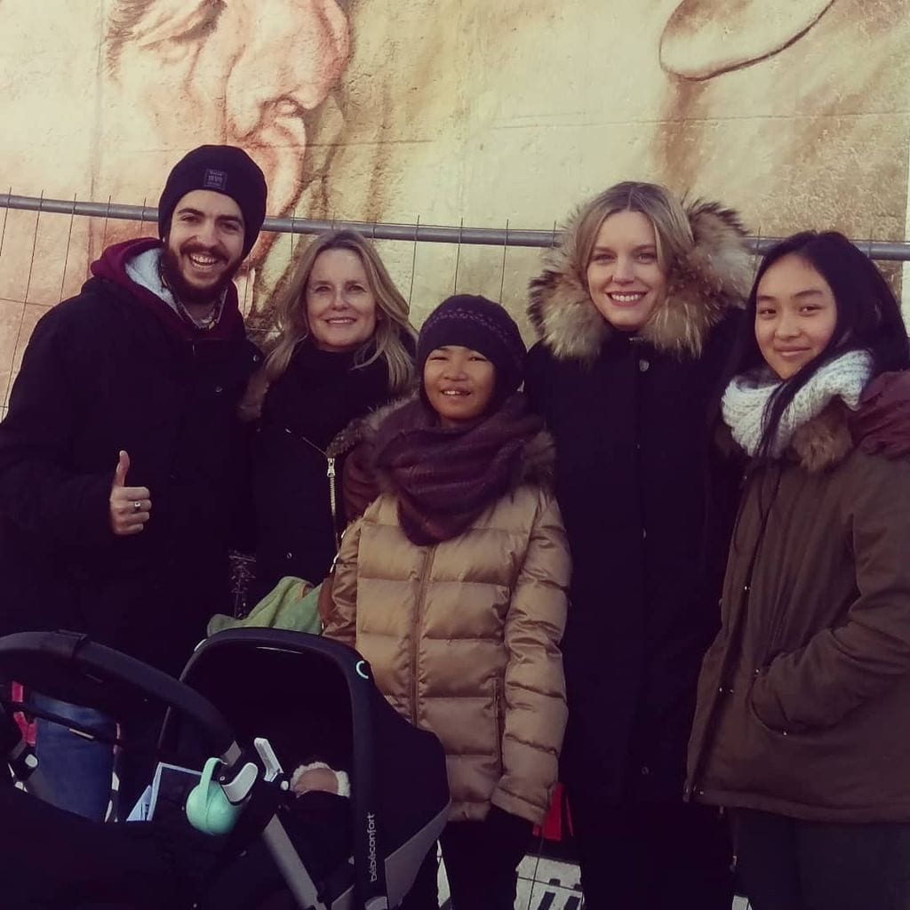 Carolina Bang con su madre y sus hermanos