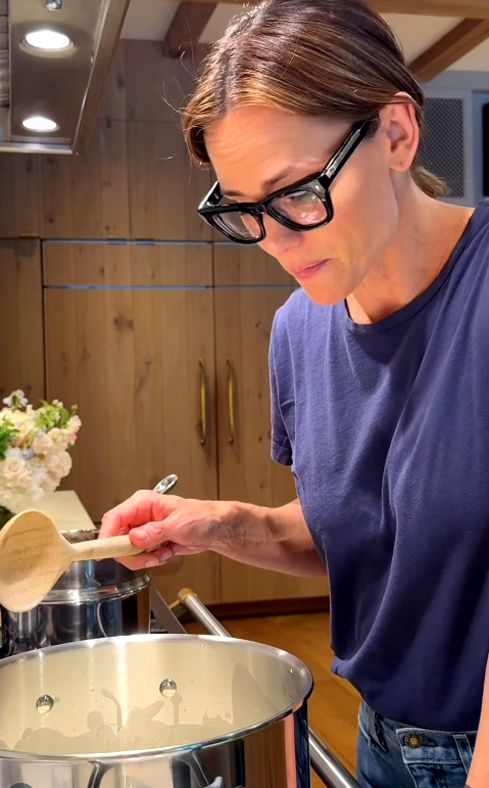 Jennifer Garner comparte recetas en su serie ‘Pretend Cooking Show’ en redes sociales.
