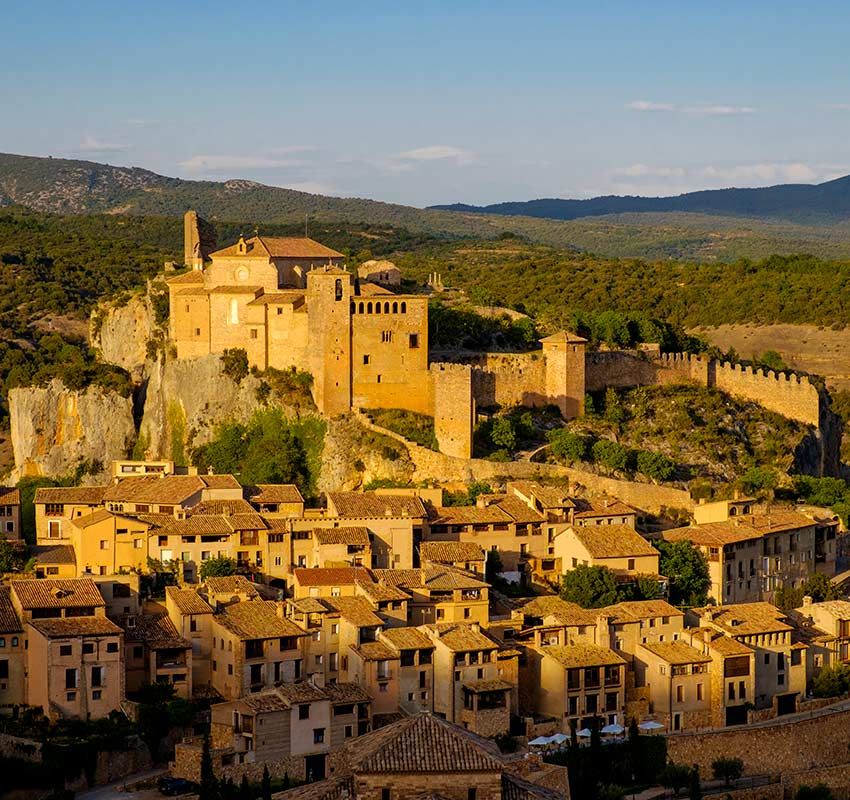Panorámica del pueblo de Alquézar coronado por un castillo