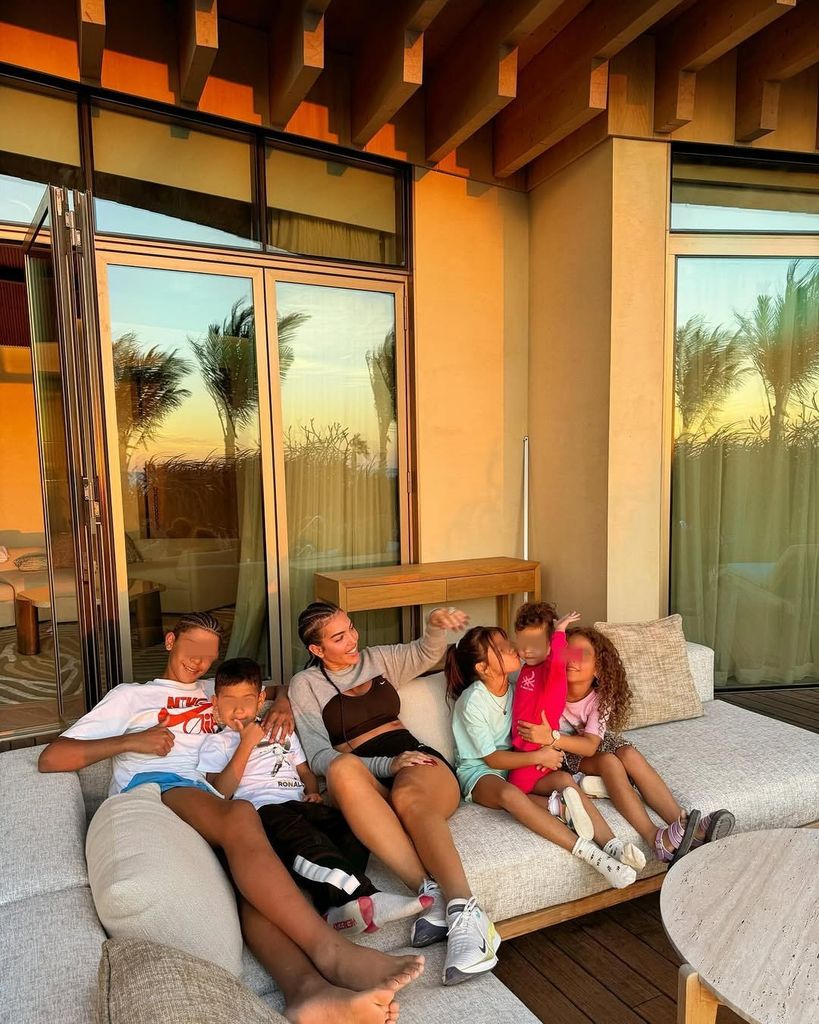 Cristiano y Georgina forman una familia numerosa con cinco hijos: Cristiano Jr. (16 años), los mellizos Eva y Mateo (9), Alana Martina (8) y la pequeña Bella Esmeralda (4)