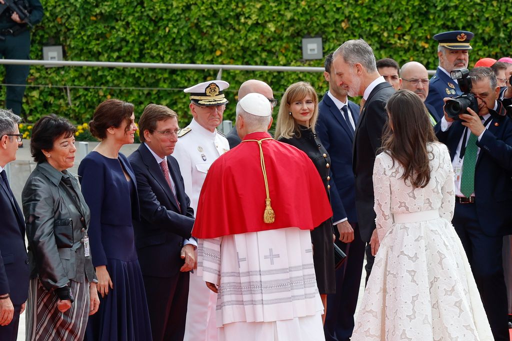 El Papa León XIV llega a Madrid y los Reyes le reciben en el aeropuerto