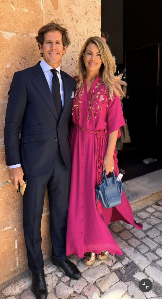 Carla Goyanes con vestido de invitada de Philippa 1970, la firma de Sassa de Osma, en una boda en Menorca, 2026.