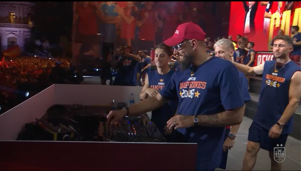 Borja Iglesias, pinchando en la fiesta de La Roja en Madrid