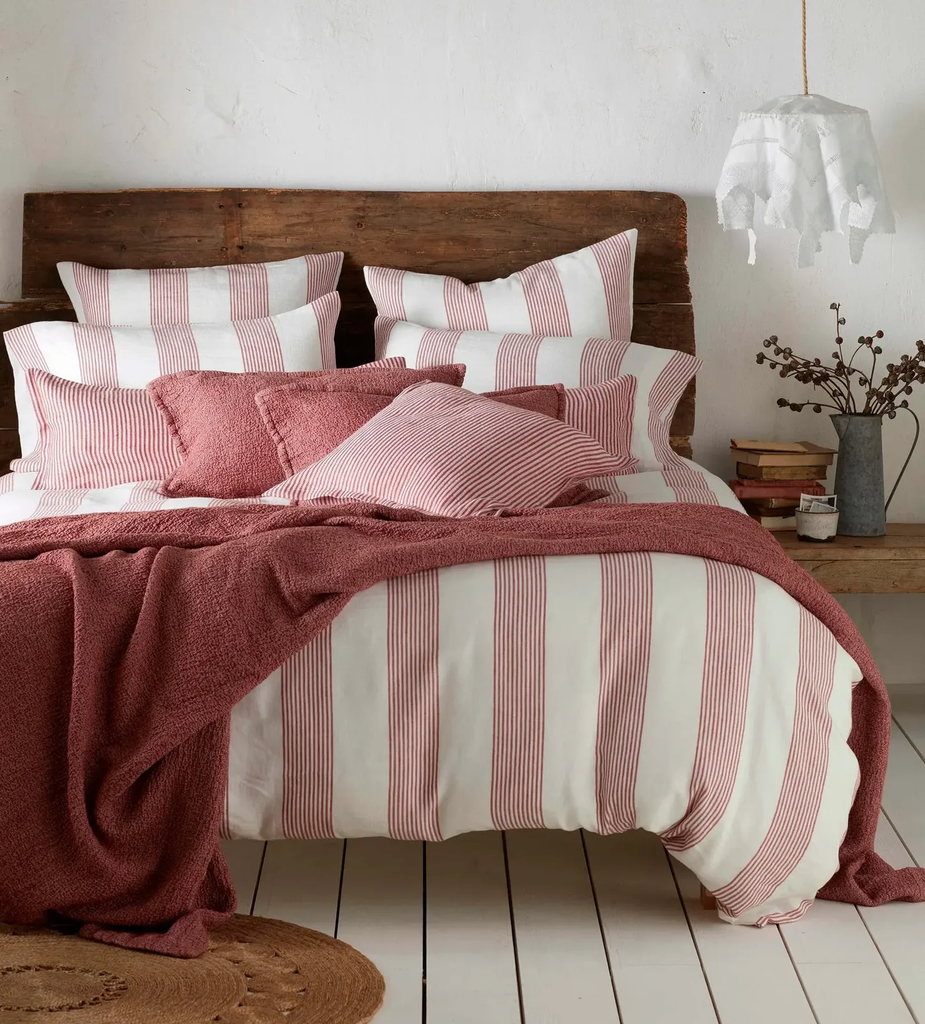 Cama con ropa de cama blanca y roja
