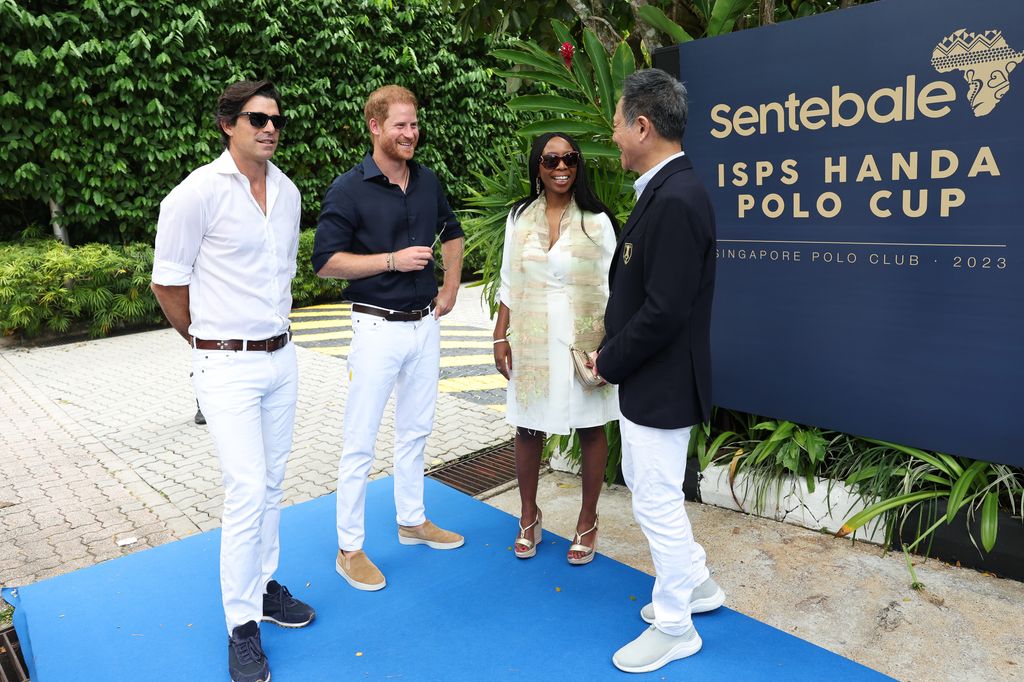 Nacho Figueras, polista profesional, amigo íntimo de Harry y embajador de Sentebale; junto al príncipe Harry y la presidenta de Sentebale, Sophie Chandauka, durante una recaudación de fondos en Singapur en el año 2023