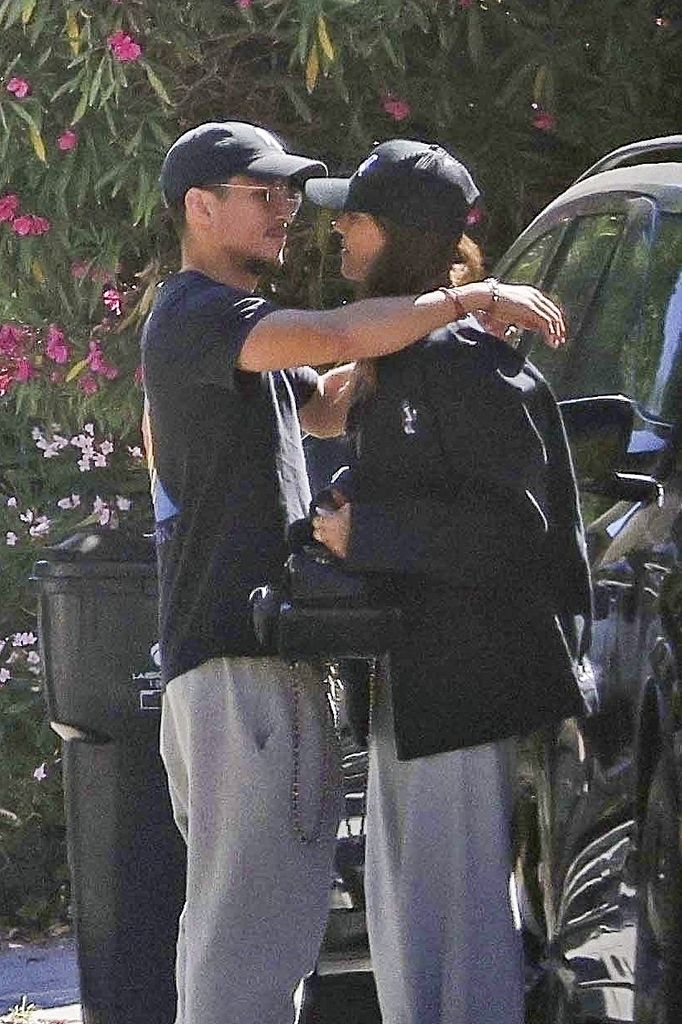 Jessica Alba se dejó ver muy feliz en los brazo de Danny Ramírez.