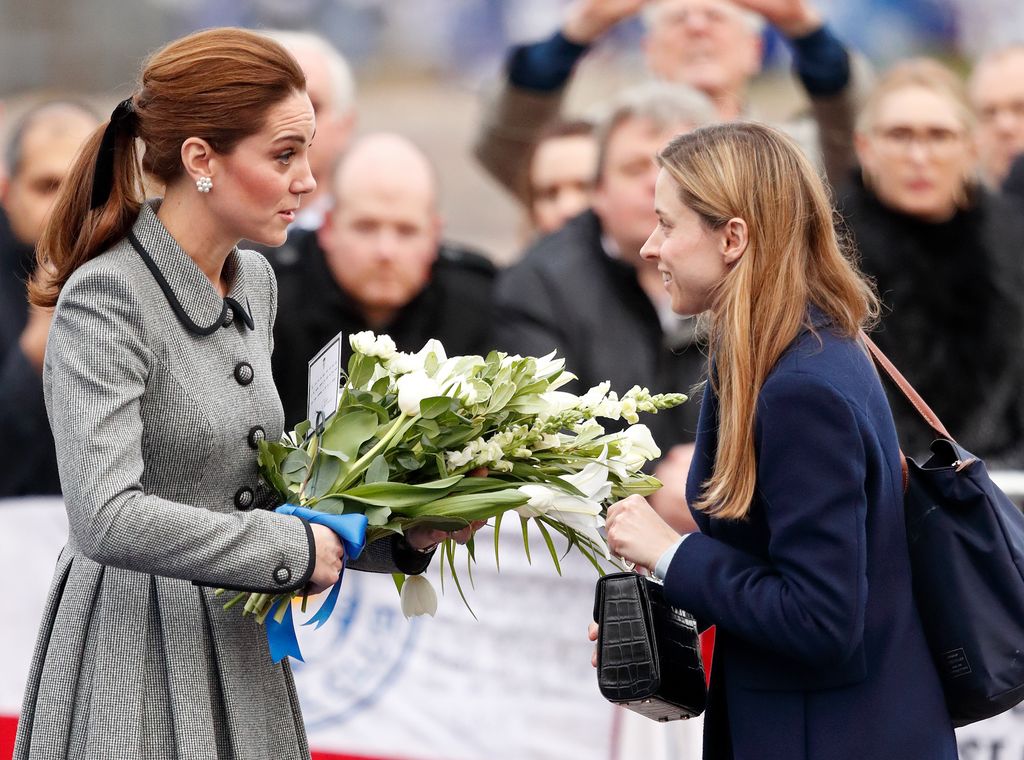 Kate MIddleton entrega un ramo de flores a su asistente privada